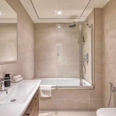 Апартаменты Stylish 1br Getaway In Iconic Mercury Towers *