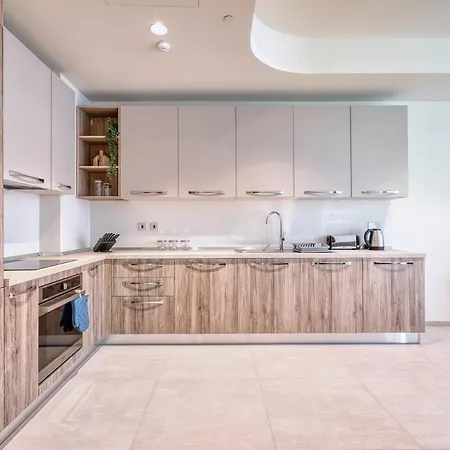 Апартаменты Stylish 1br Getaway In Iconic Mercury Towers