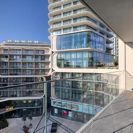 Stylish 1br Getaway In Iconic Mercury Towers Апартаменты