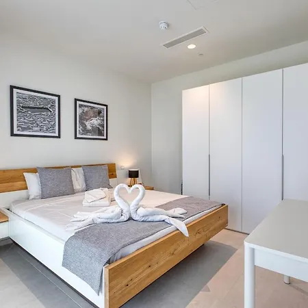Stylish 1br Getaway In Iconic Mercury Towers